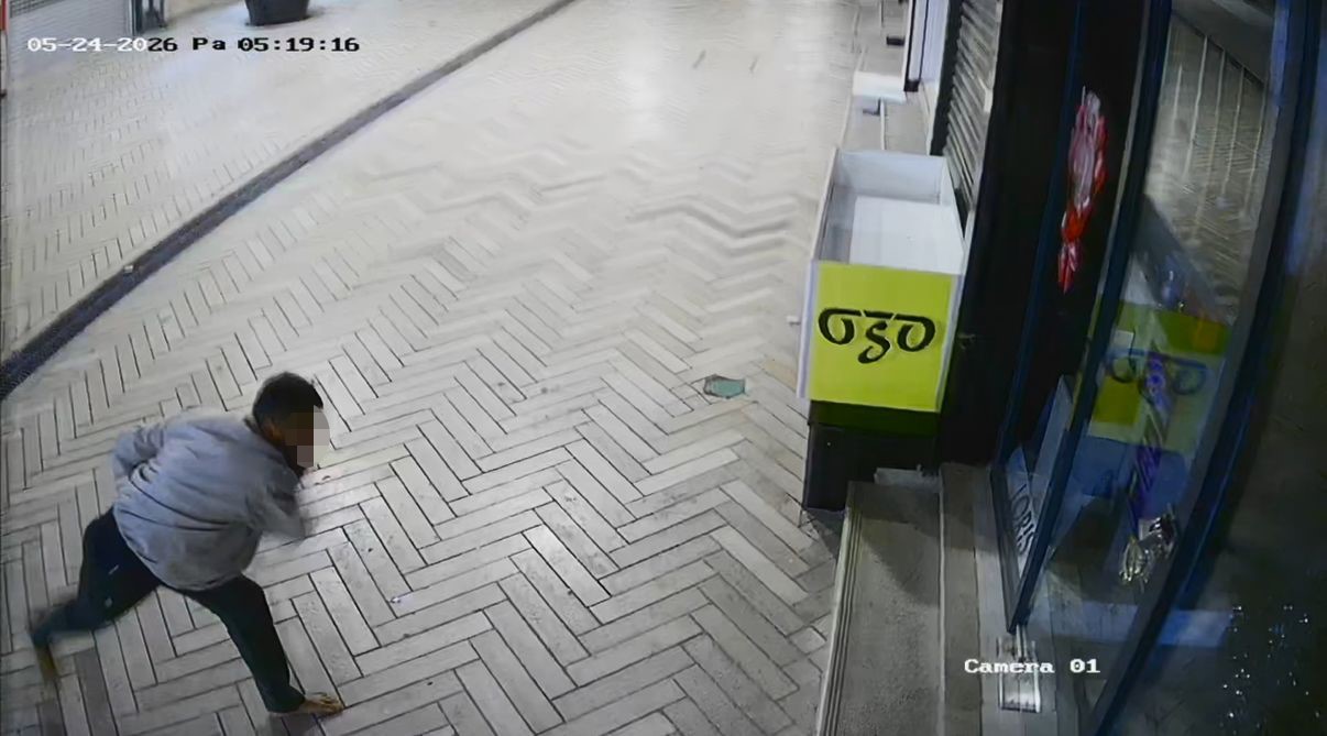 dukkanlarin camini boyle kirdi 14 ayri suc kaydi var 1 tl7eFXZ7