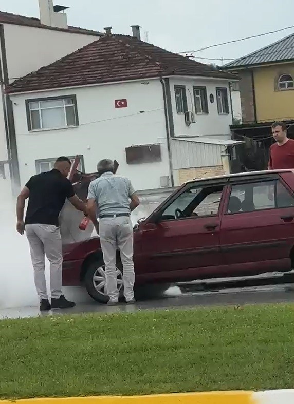 Dumanların yükseldiği otomobile duyarlı sürücü müdahale etti 4 dumanlarin yukseldigi otomobile duyarli surucu mudahale etti 0 dq973dXY