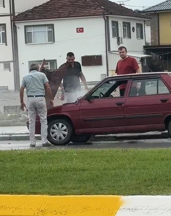 Dumanların yükseldiği otomobile duyarlı sürücü müdahale etti 5 dumanlarin yukseldigi otomobile duyarli surucu mudahale etti 1 67LpmiJA