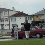 dumanlarin-yukseldigi-otomobile-duyarli-surucu-mudahale-etti-9wLRxrb9.jpg