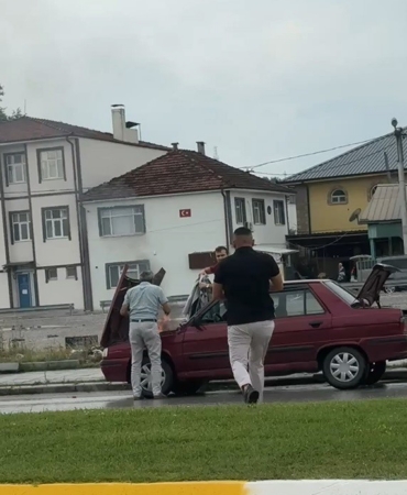 dumanlarin-yukseldigi-otomobile-duyarli-surucu-mudahale-etti-9wLRxrb9.jpg