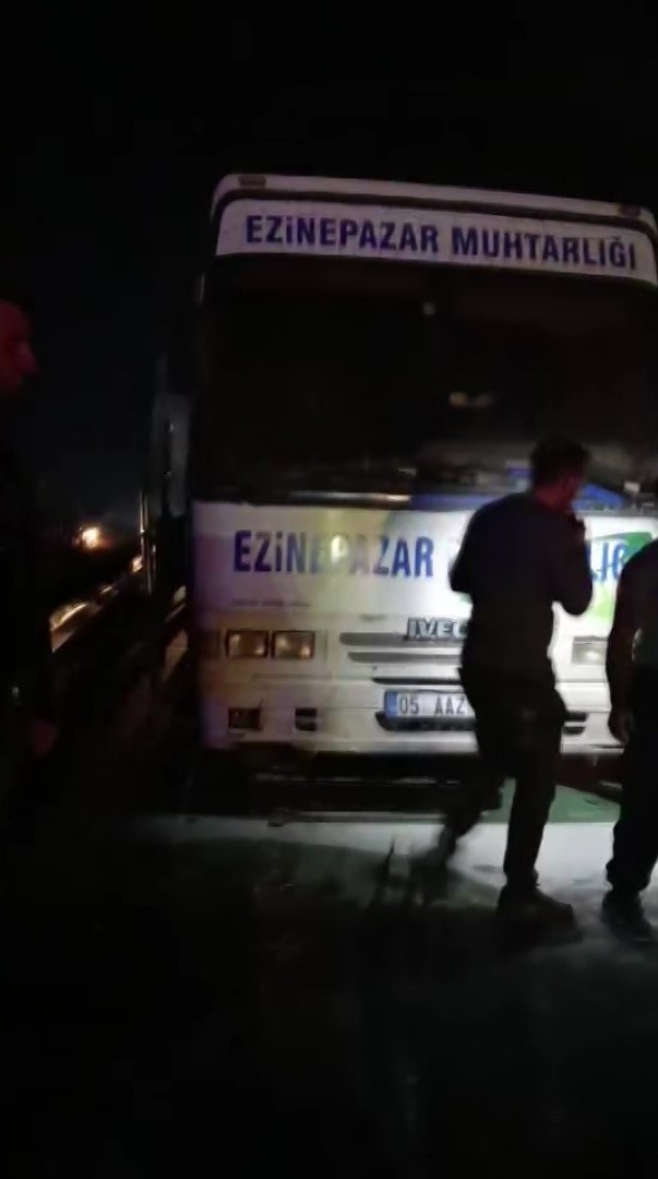 Dumanların yükseldiği yolcu midibüsündeki yangını muhtar ve vatandaşlar önledi 6 dumanlarin yukseldigi yolcu midibusundeki yangini muhtar ve vatandaslar onledi 2 4bs4a9AR
