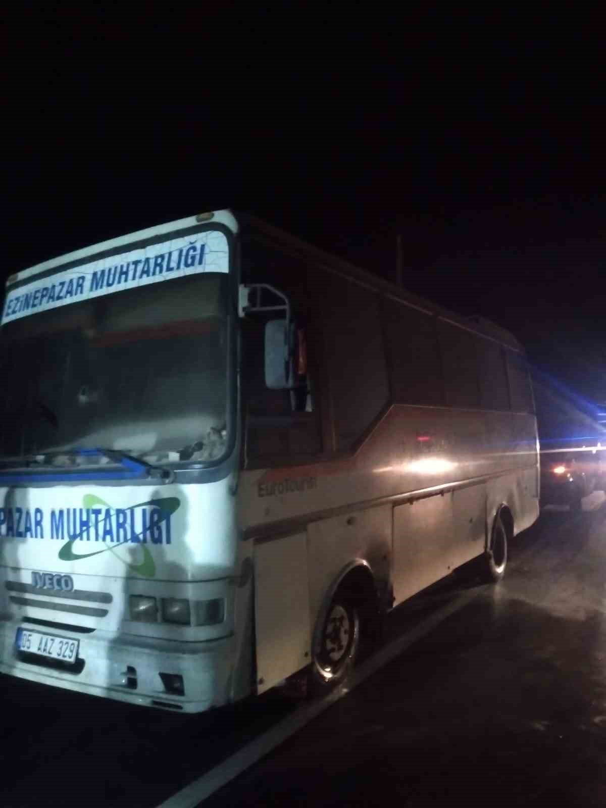 Dumanların yükseldiği yolcu midibüsündeki yangını muhtar ve vatandaşlar önledi 7 dumanlarin yukseldigi yolcu midibusundeki yangini muhtar ve vatandaslar onledi 3 skQY2Fmj