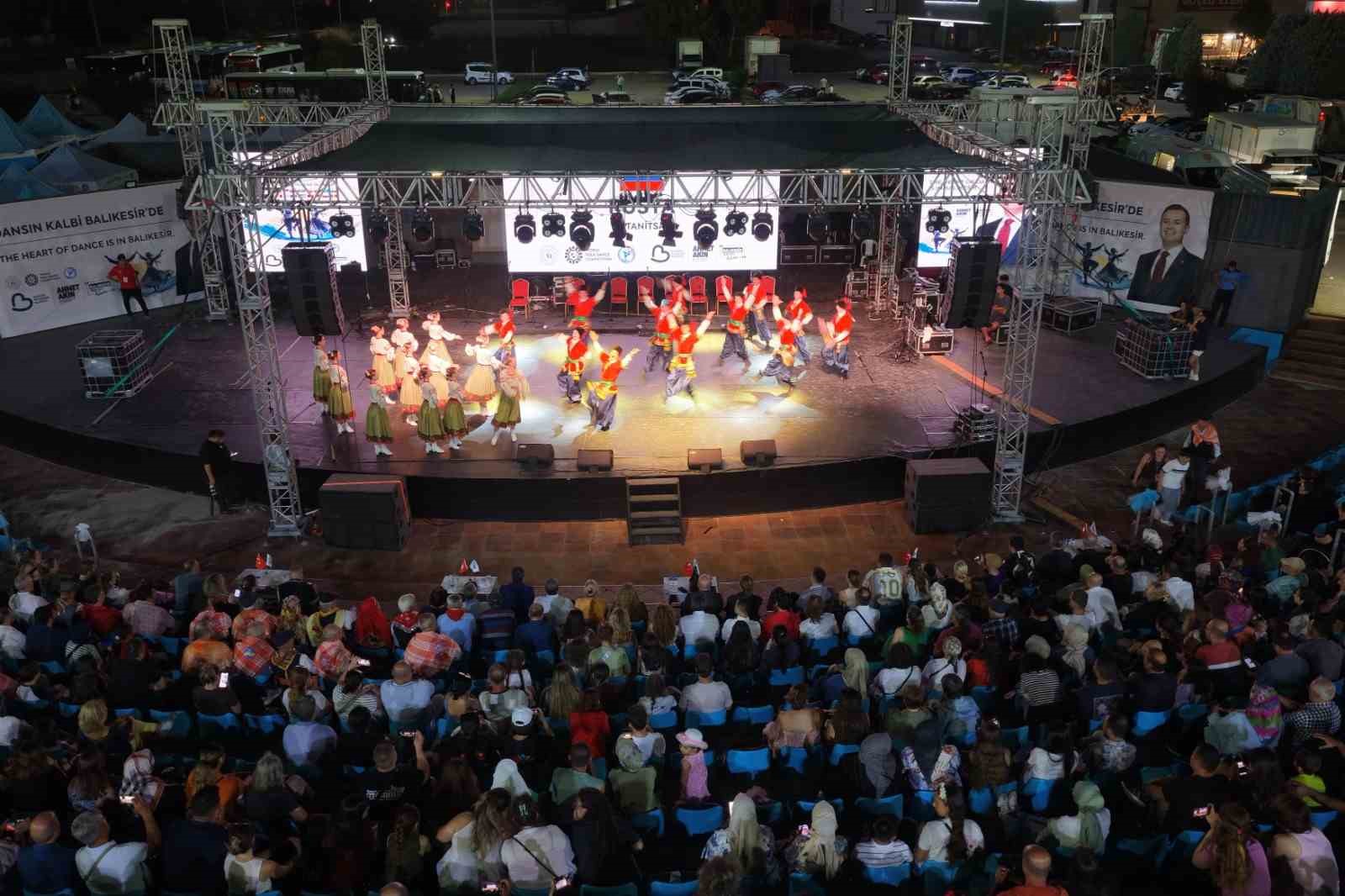 Dünya dansları Balıkesir sahnelendi 6 dunya danslari balikesir sahnelendi 2 SOOI1zCF