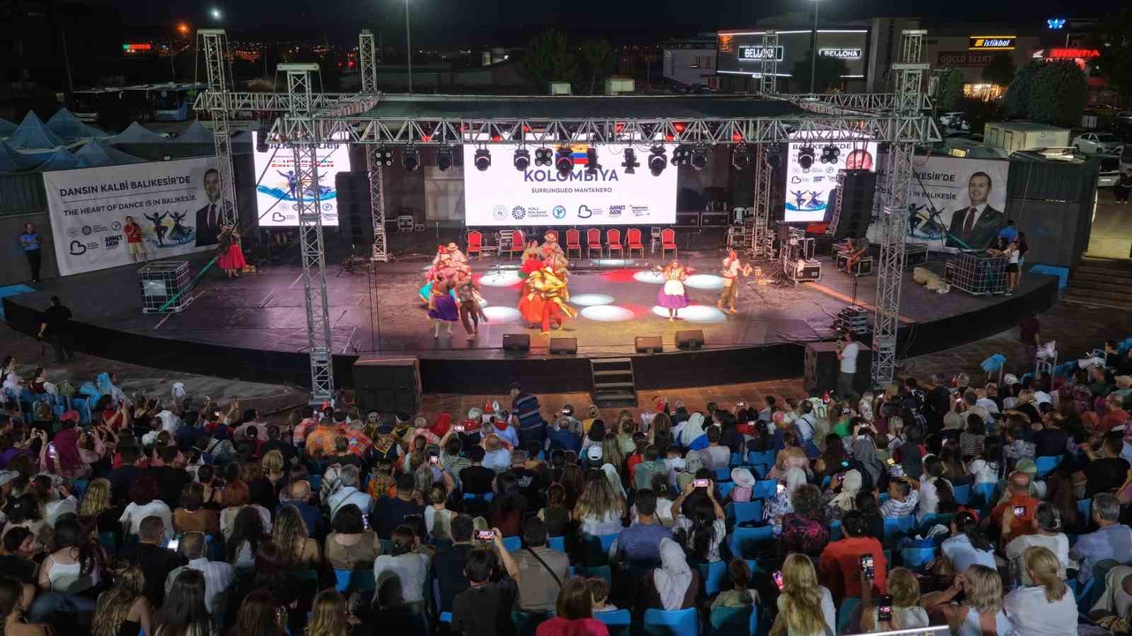 Dünya dansları Balıkesir sahnelendi 8 dunya danslari balikesir sahnelendi 4 WOeEZGtj