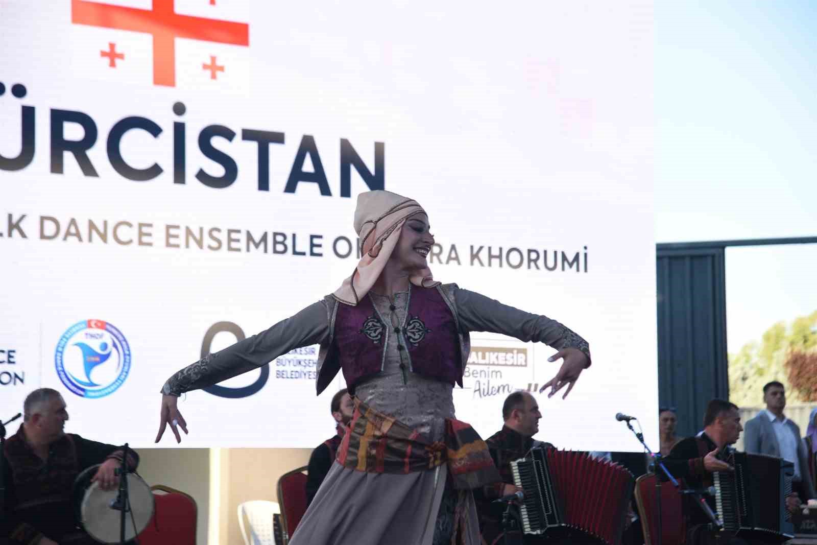 Dünya dansları Balıkesir sahnelendi 9 dunya danslari balikesir sahnelendi 5