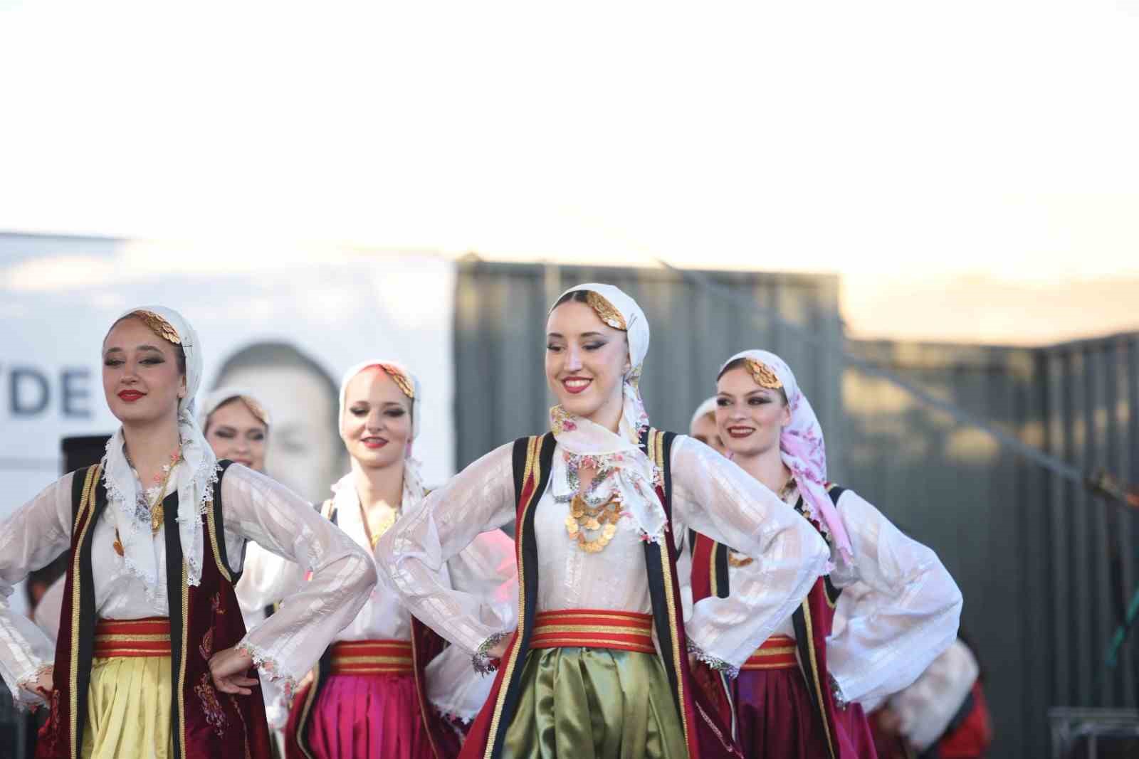 Dünya dansları Balıkesir sahnelendi 11 dunya danslari balikesir sahnelendi 7