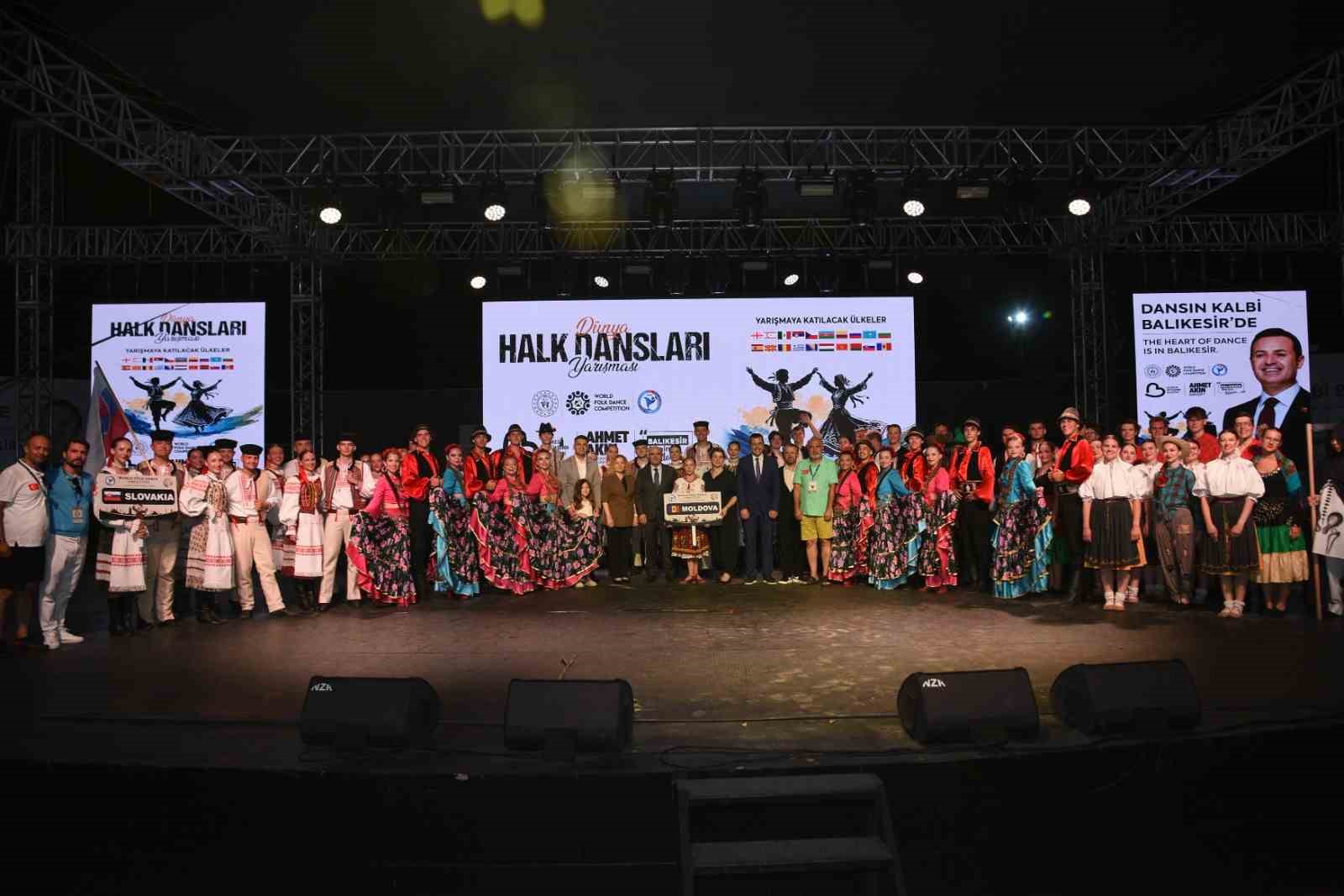 Dünya dansları Balıkesir sahnelendi 12 dunya danslari balikesir sahnelendi 8 lsKXeCAF