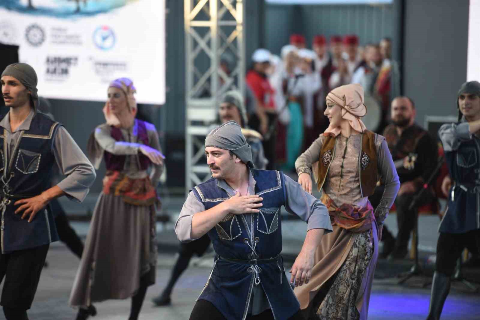 Dünya dansları Balıkesir sahnelendi 13 dunya danslari balikesir sahnelendi 9 pU91RwNP