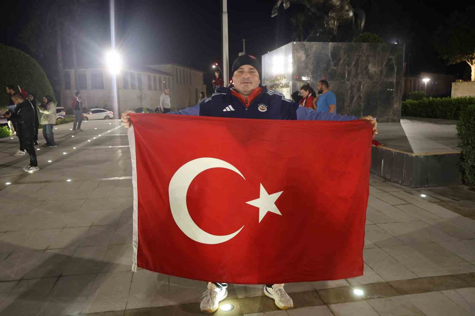 dunya kupasi sevincini kent meydaninda tek basina goz yaslari icerisinde yasadi 1 LEZ72XDT