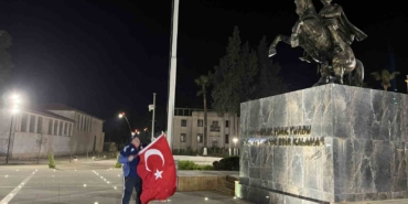 dunya-kupasi-sevincini-kent-meydaninda-tek-basina-goz-yaslari-icerisinde-yasadi-J5SAenkL.jpg