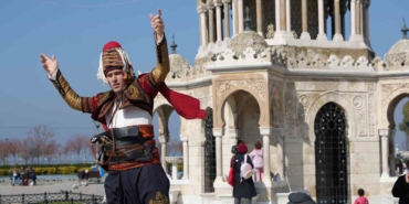 dunya-meydanlarinda-bir-efe-egenin-zeybegini-avrupaya-tasidi-RZ3M3SfE.jpg
