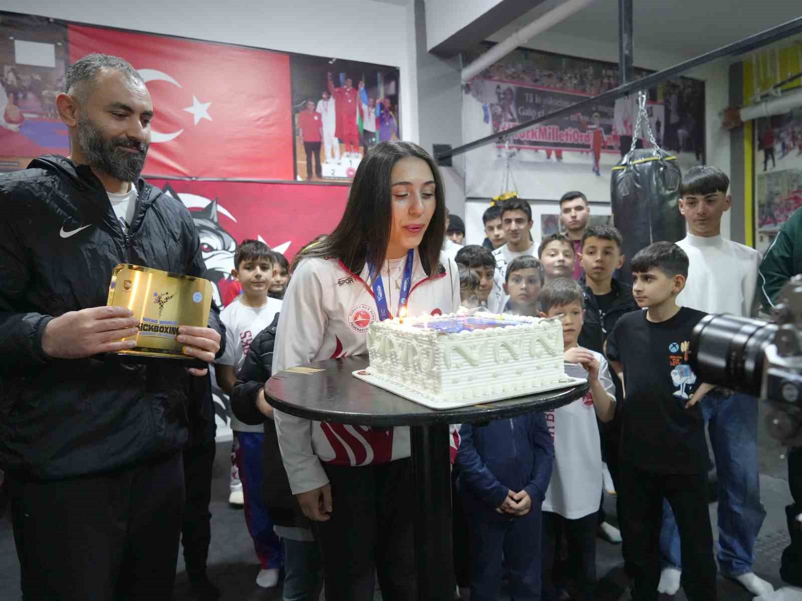 dunya sampiyonu asumana memleketinde coskulu karsilama 1 rSjK2Mgj