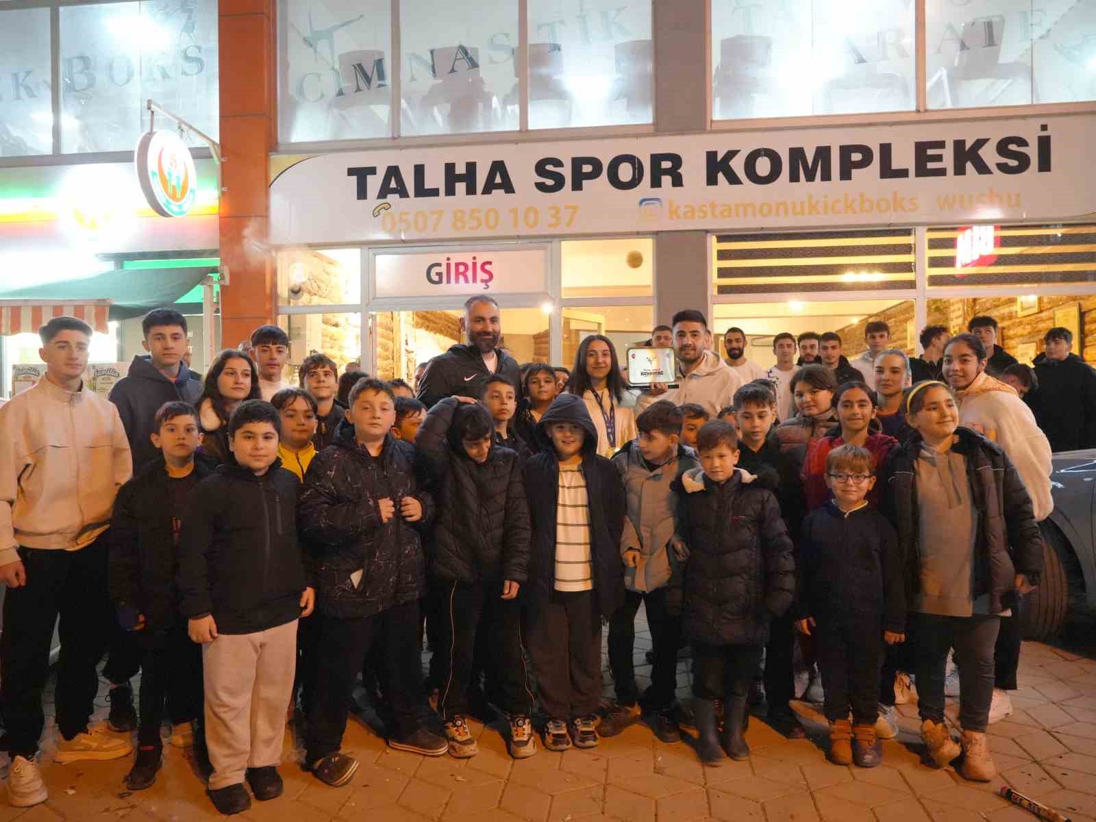 dunya sampiyonu asumana memleketinde coskulu karsilama 2 TLG64HCt