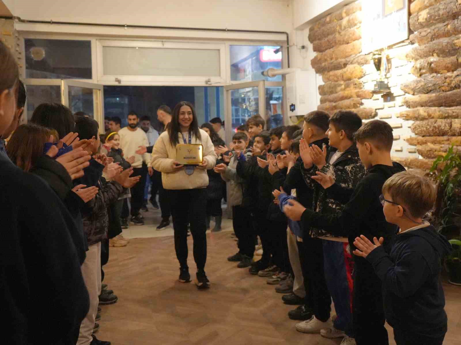 dunya sampiyonu asumana memleketinde coskulu karsilama 3 1mTaywA1