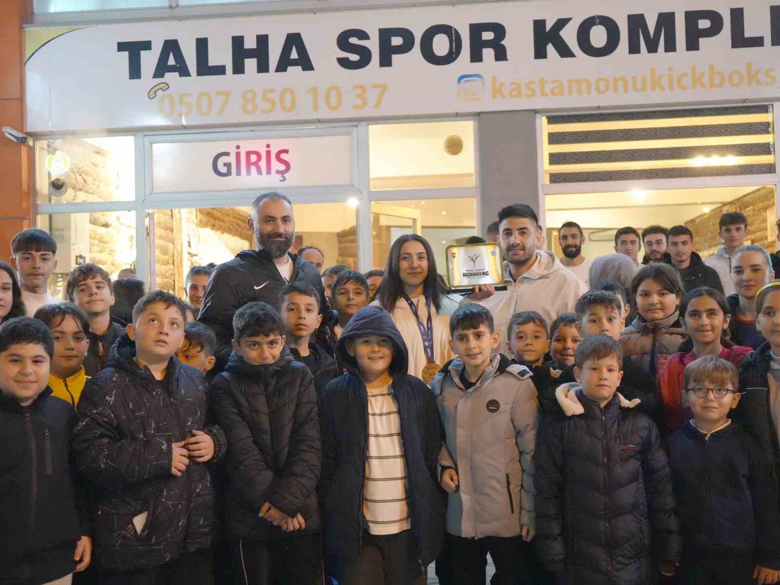 dunya sampiyonu asumana memleketinde coskulu karsilama 4 VVBhupll