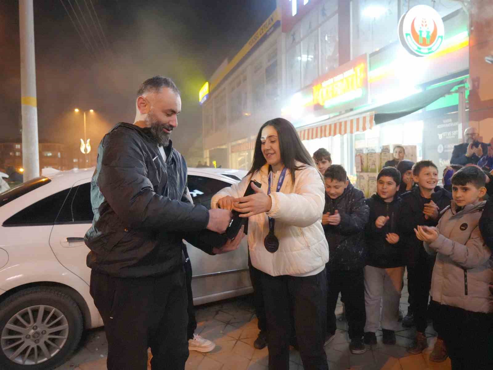 dunya sampiyonu asumana memleketinde coskulu karsilama 7 kOPTNKqU