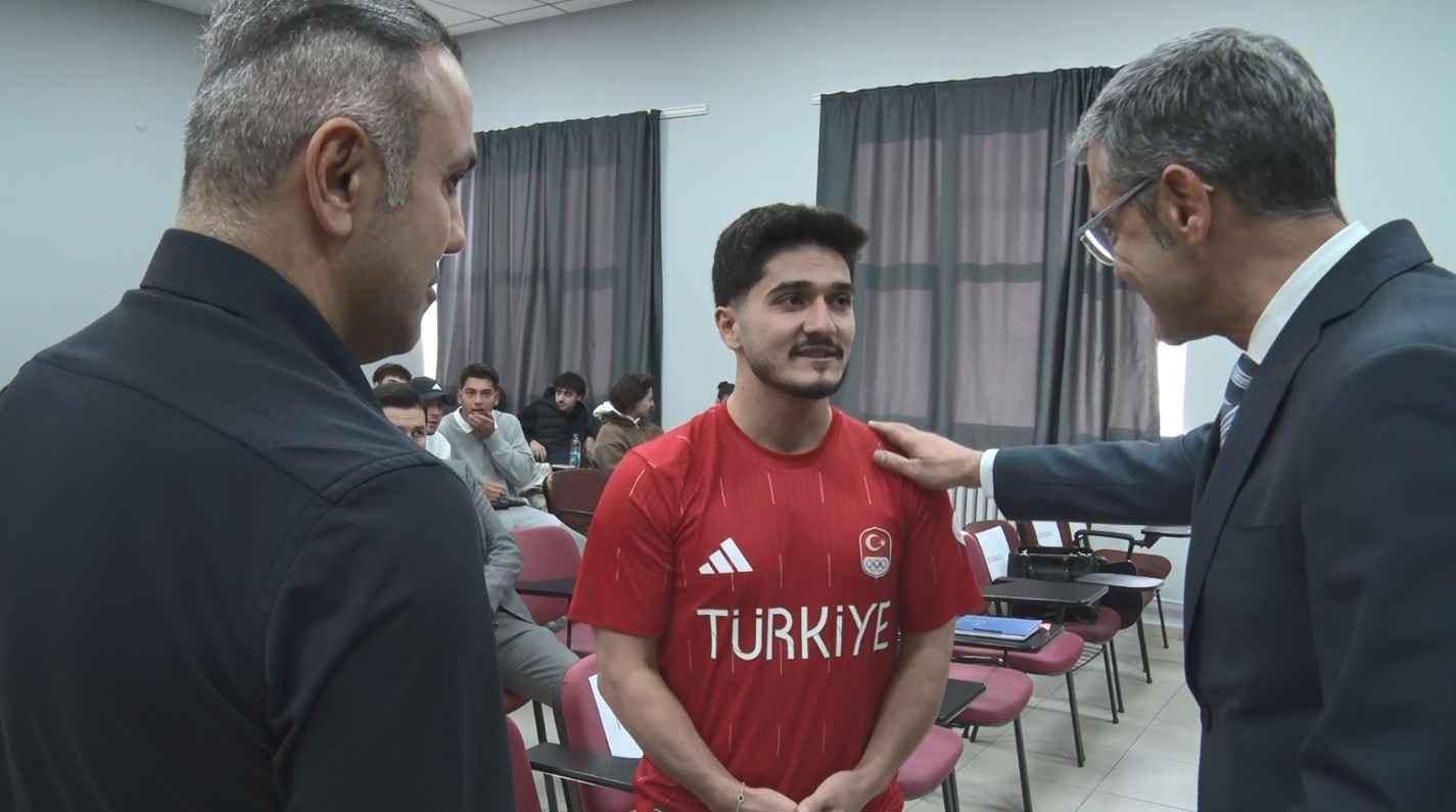 Dünya şampiyonu Muhammed Furkan Özbek’ten öğrencilere ilham veren buluşma 5 dunya sampiyonu muhammed furkan ozbekten ogrencilere ilham veren bulusma 1 vaUzsbyI
