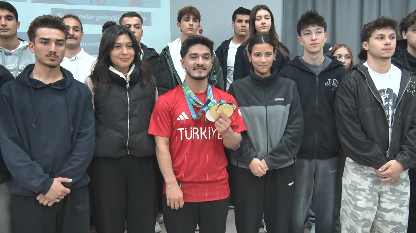 Dünya şampiyonu Muhammed Furkan Özbek’ten öğrencilere ilham veren buluşma 6 dunya sampiyonu muhammed furkan ozbekten ogrencilere ilham veren bulusma 2 a9RmLEjP