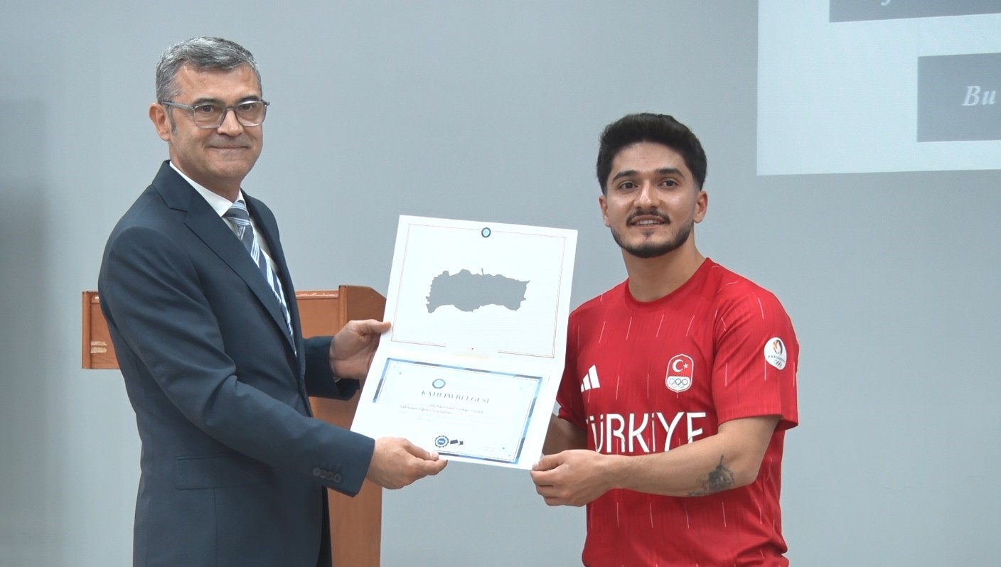 Dünya şampiyonu Muhammed Furkan Özbek’ten öğrencilere ilham veren buluşma 7 dunya sampiyonu muhammed furkan ozbekten ogrencilere ilham veren bulusma 3 1pJqnMEb