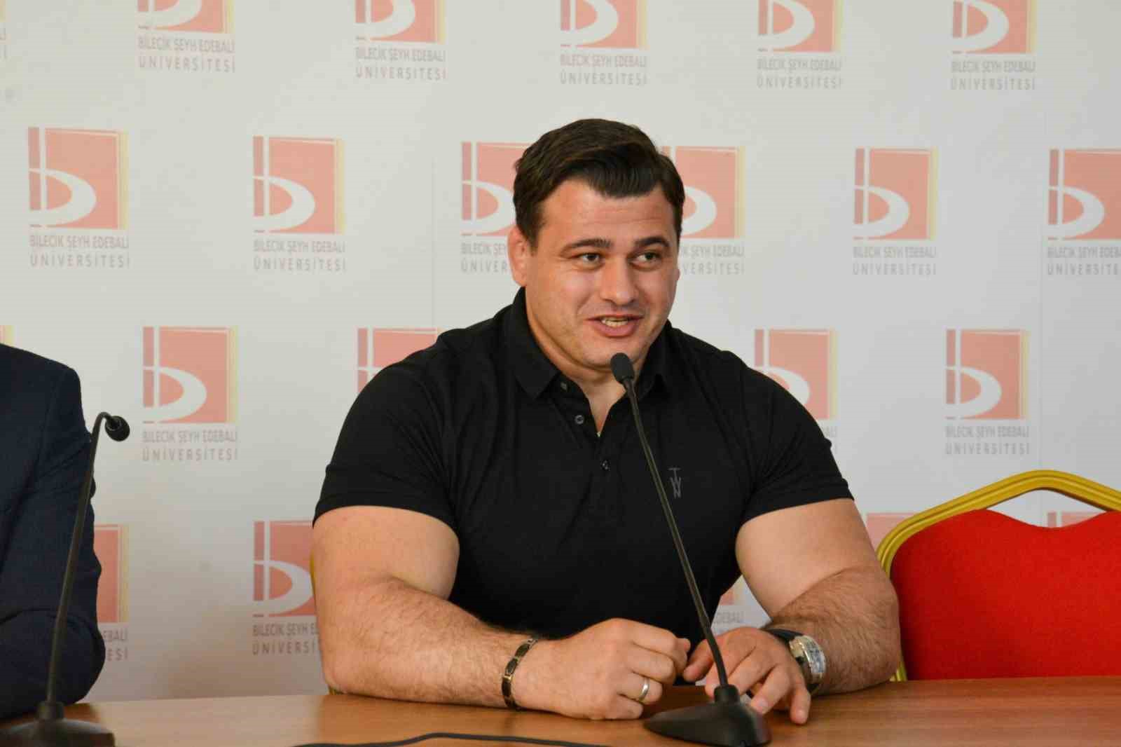 dunya sampiyonu riza kayaalp bilecikte ogrencilerle bulustu 0 Kf3IJ8Op