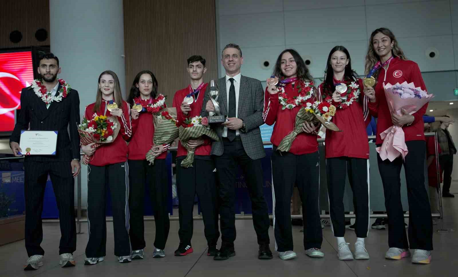dunya sampiyonu taekwondo milli takimi turkiyeye dondu 11 3b14mW3Y