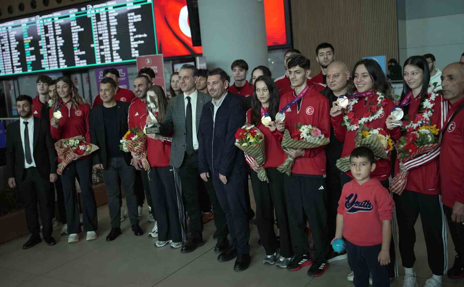 dunya sampiyonu taekwondo milli takimi turkiyeye dondu 4 RadRtdkl