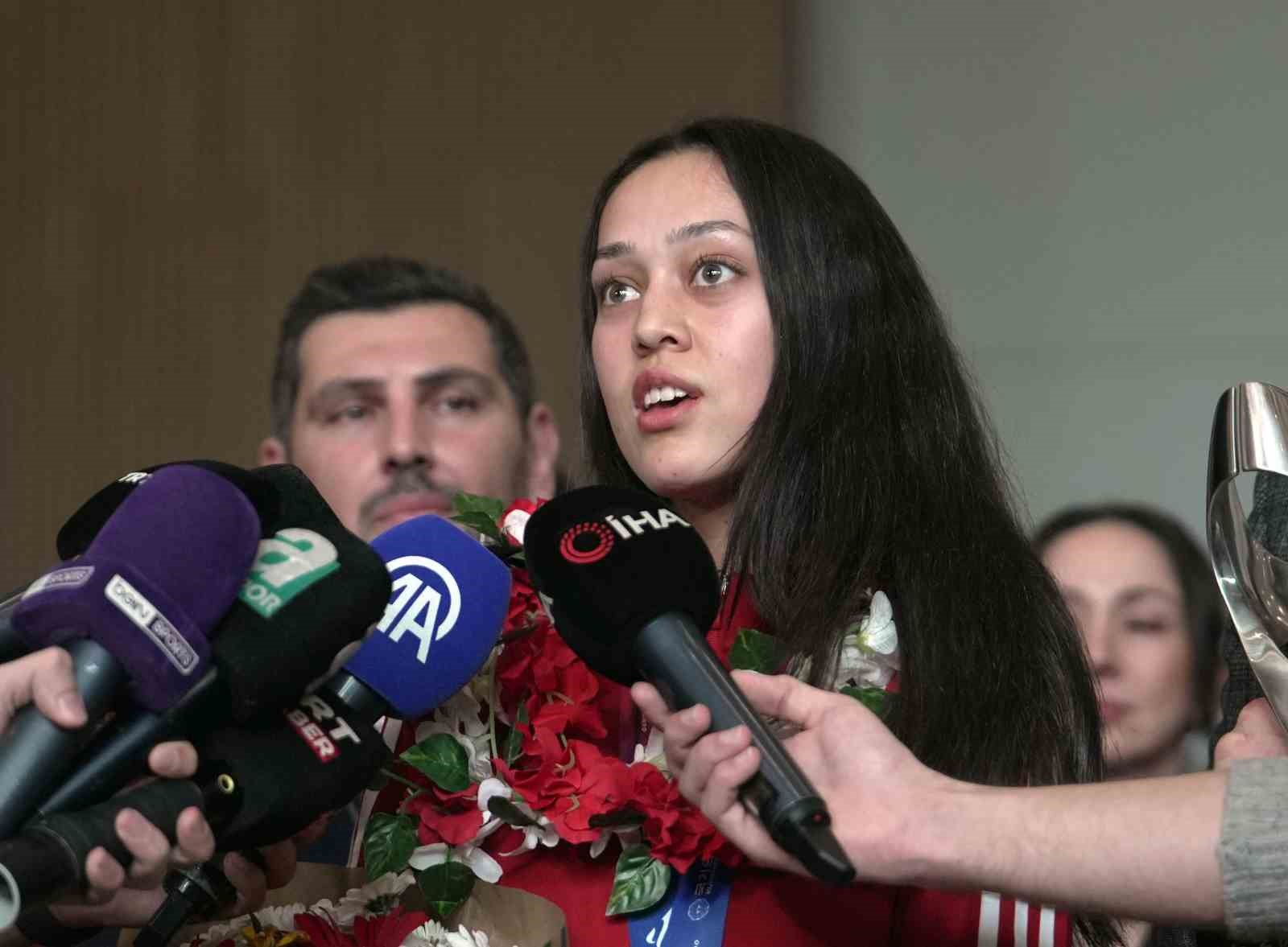 dunya sampiyonu taekwondo milli takimi turkiyeye dondu 9 OOeCet1h