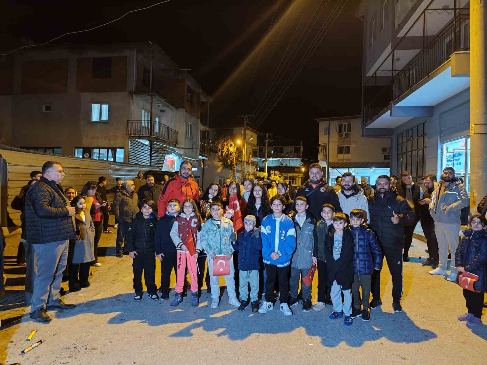 Dünya şampiyonu Zehra’yı mahalle sakinleri törenle karşıladı 4 dunya sampiyonu zehrayi mahalle sakinleri torenle karsiladi 0 OHK18tLt