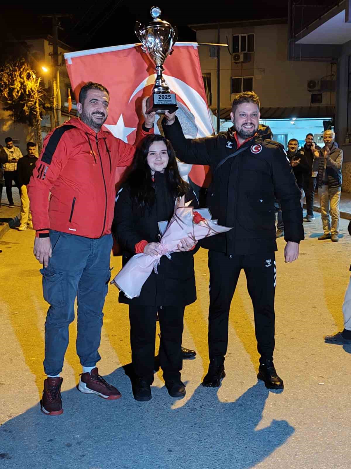 Dünya şampiyonu Zehra’yı mahalle sakinleri törenle karşıladı 6 dunya sampiyonu zehrayi mahalle sakinleri torenle karsiladi 2 iOIZTHQb