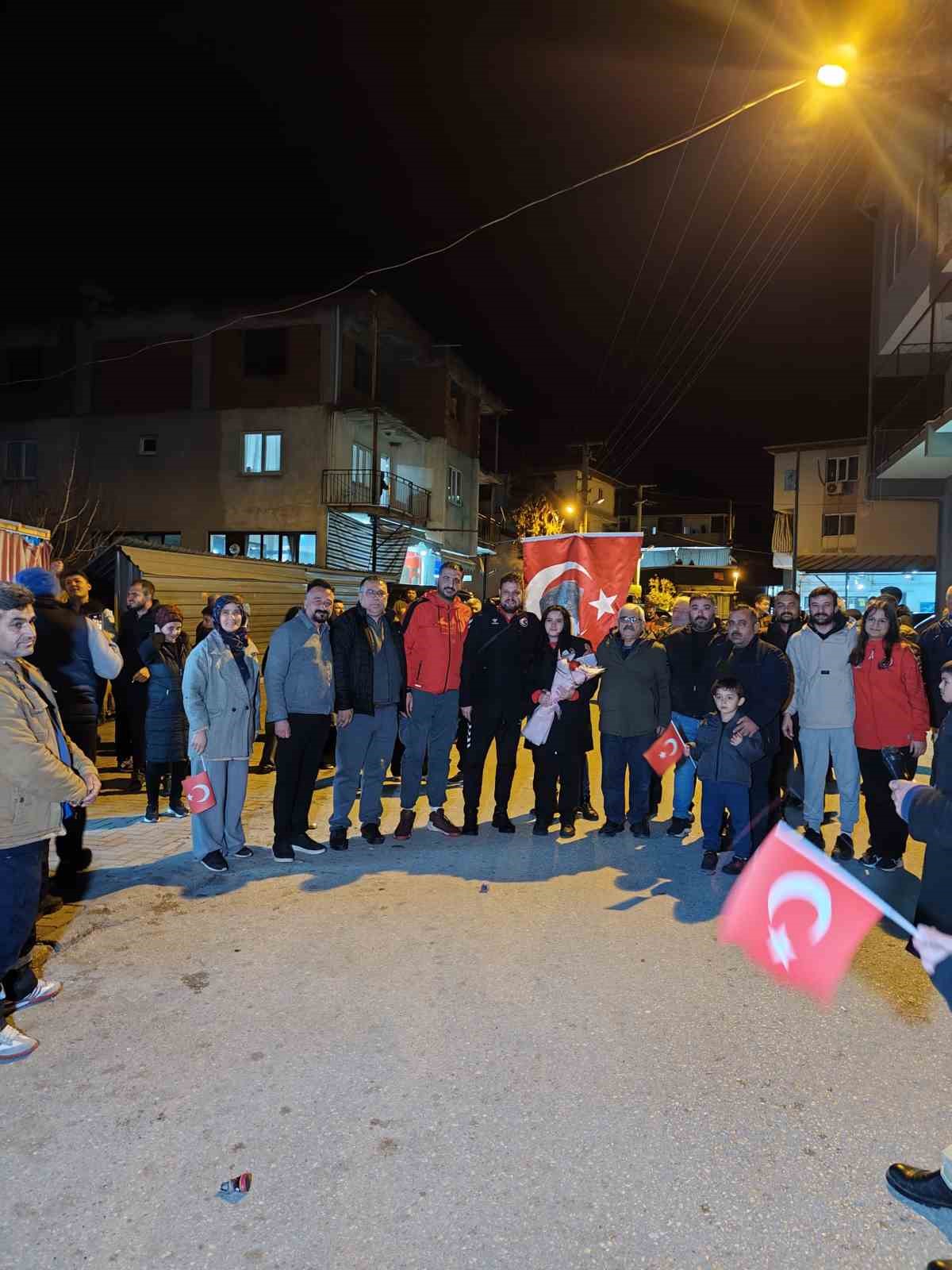 Dünya şampiyonu Zehra’yı mahalle sakinleri törenle karşıladı 7 dunya sampiyonu zehrayi mahalle sakinleri torenle karsiladi 3 4fU7s3pP