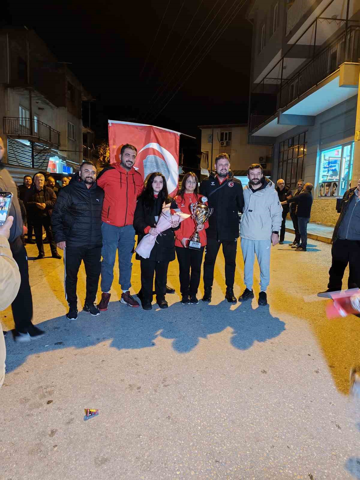 Dünya şampiyonu Zehra’yı mahalle sakinleri törenle karşıladı 8 dunya sampiyonu zehrayi mahalle sakinleri torenle karsiladi 4 hOIeg6jq