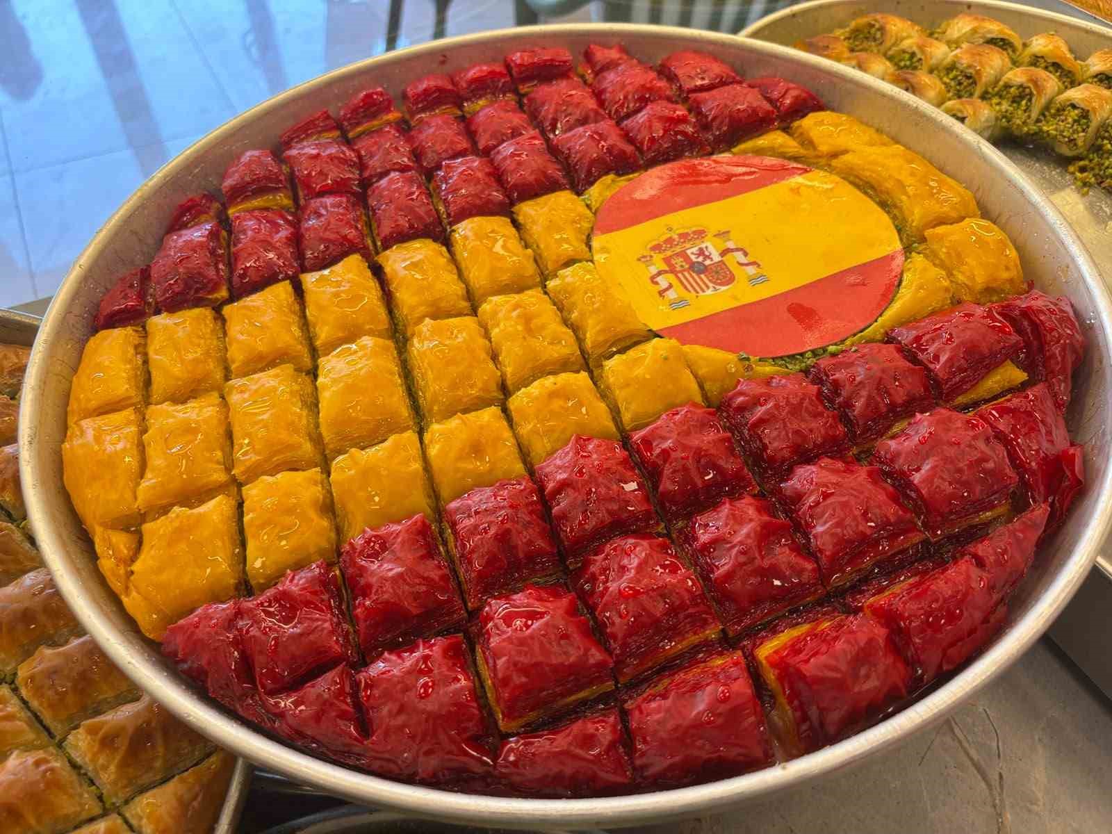 Dünyaca ünlü Gaziantep baklavası dünya şampiyonu İspanya renklerine büründü 6 dunyaca unlu gaziantep baklavasi dunya sampiyonu ispanya renklerine burundu 2