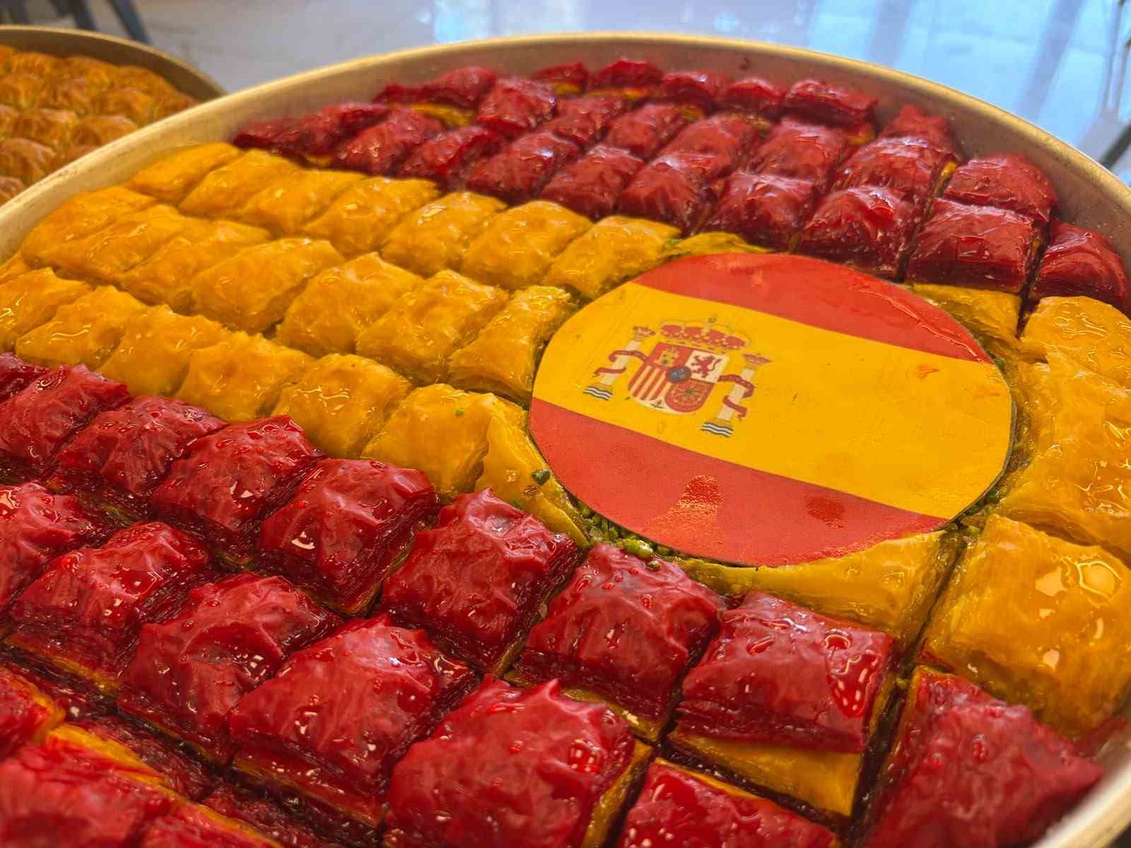 Dünyaca ünlü Gaziantep baklavası dünya şampiyonu İspanya renklerine büründü 7 dunyaca unlu gaziantep baklavasi dunya sampiyonu ispanya renklerine burundu 3 itAF3QfF