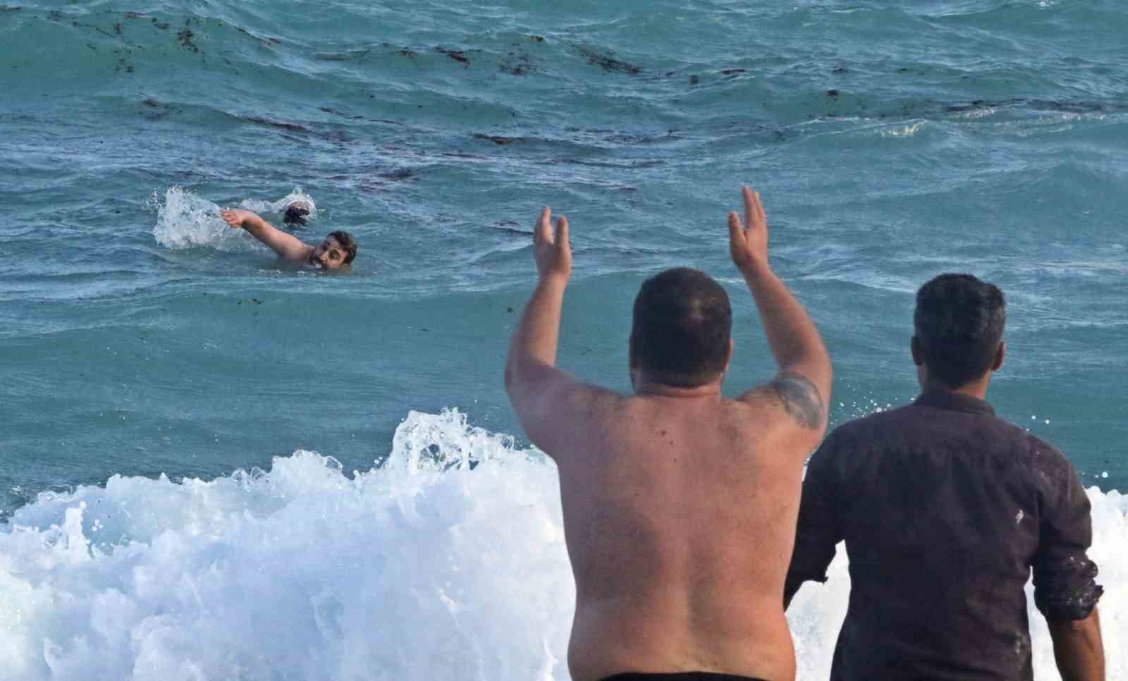 dunyaca unlu sahilde can pazari 2 kardes kurtuldu kuzen hayatini kaybetti 16 rnInKQAP
