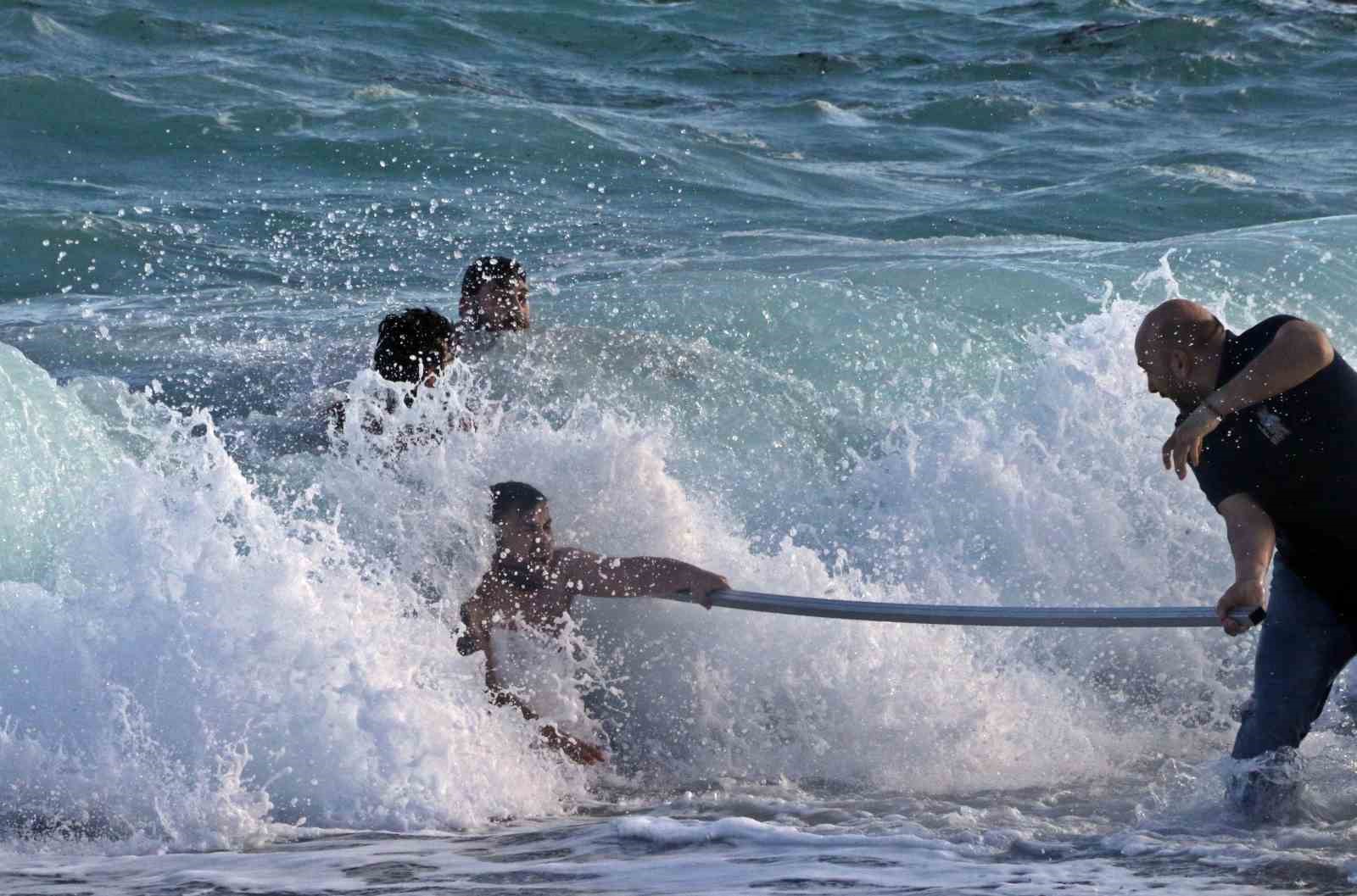 dunyaca unlu sahilde can pazari 2 kardes kurtuldu kuzen hayatini kaybetti 17