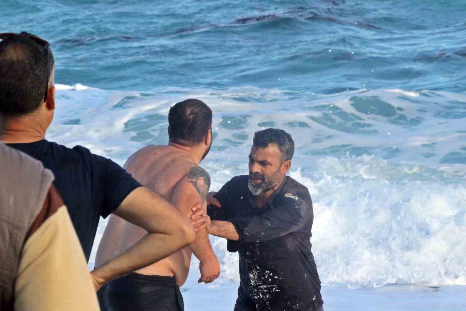 dunyaca unlu sahilde can pazari 2 kardes kurtuldu kuzen hayatini kaybetti 27 bf8Lpjzl