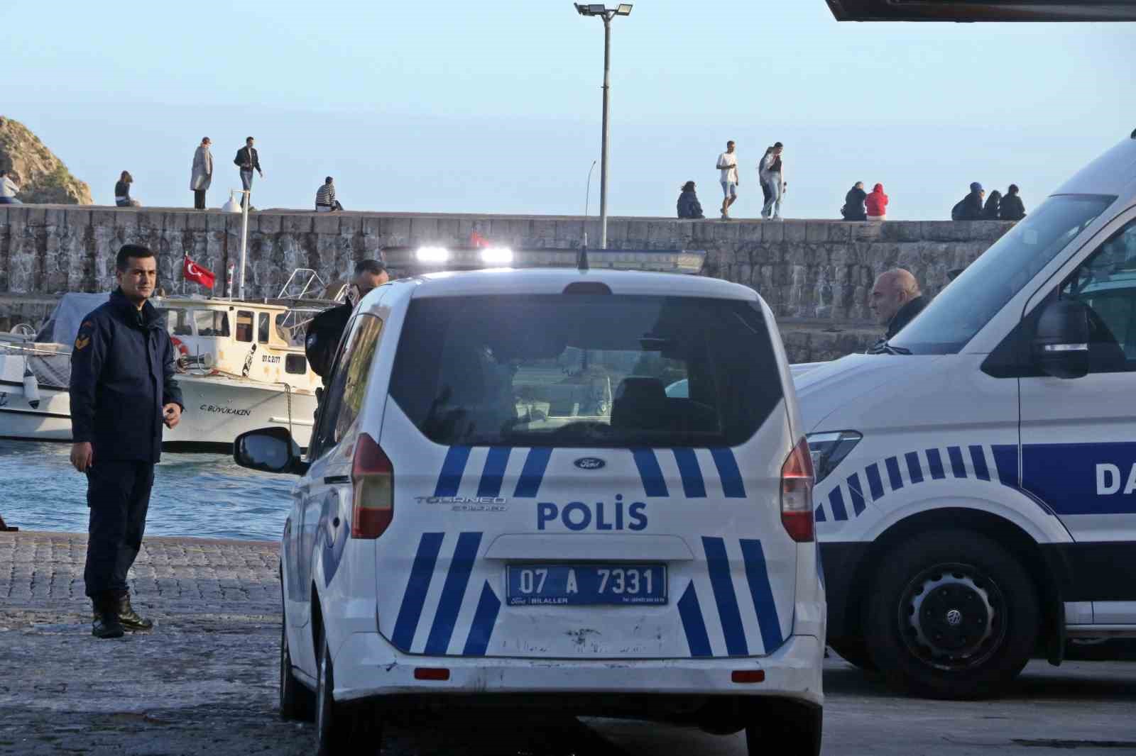 dunyaca unlu sahilde can pazari 2 kardes kurtuldu kuzen hayatini kaybetti 29 CWbdredz
