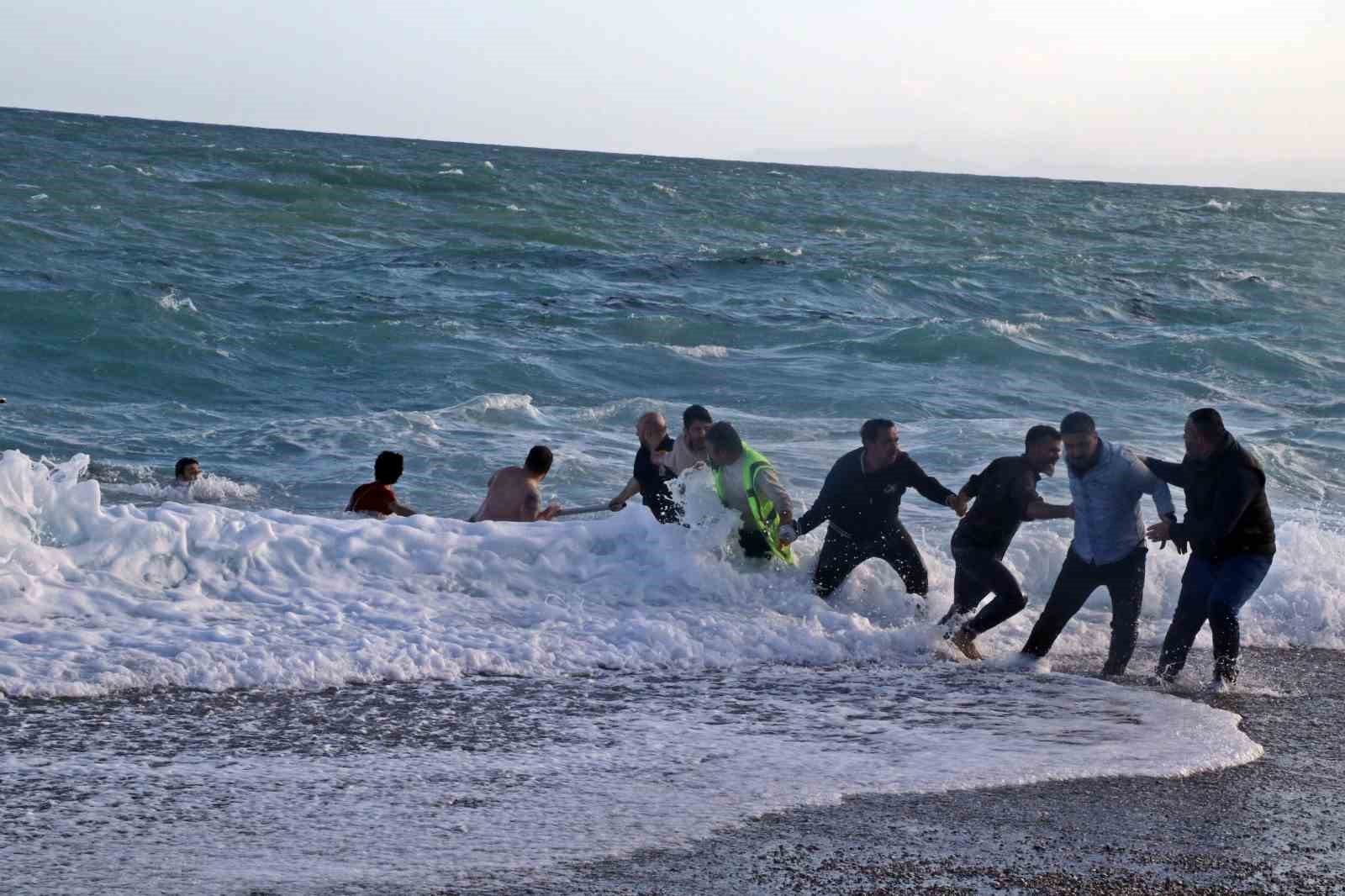 dunyaca unlu sahilde can pazari 2 kardes kurtuldu kuzen hayatini kaybetti 5