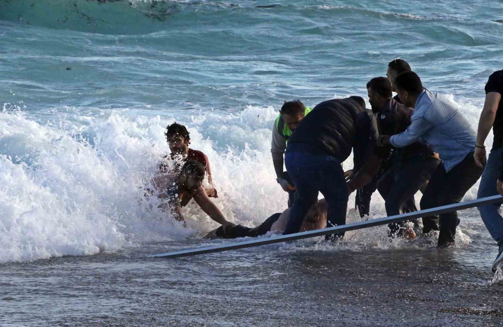 dunyaca unlu sahilde can pazari 2 kardes kurtuldu kuzen hayatini kaybetti 7 LJzjYiuq