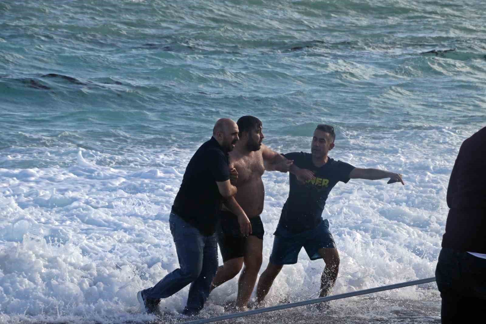 dunyaca unlu sahilde can pazari 2 kardes kurtuldu kuzen hayatini kaybetti 8 bYpWdIGL