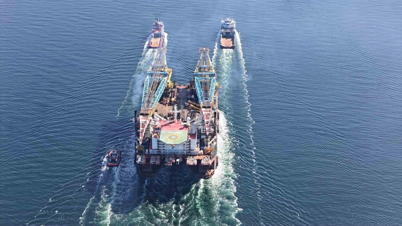 dunyanin 3uncu buyuk agir kaldirma vinci canakkale bogazindan gecti 0 YbNreBhY