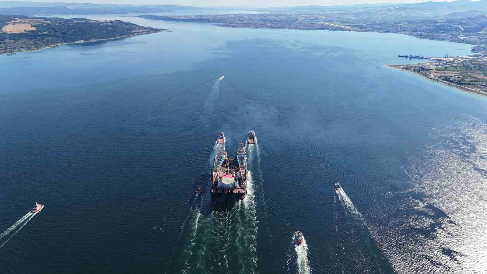 dunyanin 3uncu buyuk agir kaldirma vinci canakkale bogazindan gecti 1 phMCaLEO