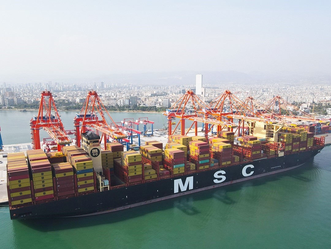 dunyanin en buyuk konteyner gemisi mersin limanina geldi 0 ZeWIUAFf