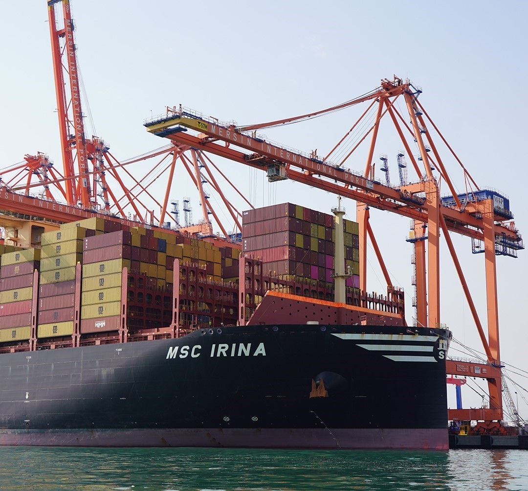 dunyanin en buyuk konteyner gemisi mersin limanina geldi 1 F2fP5aWk