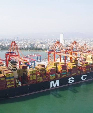 dunyanin-en-buyuk-konteyner-gemisi-mersin-limanina-geldi-RtbPYjZR.jpg