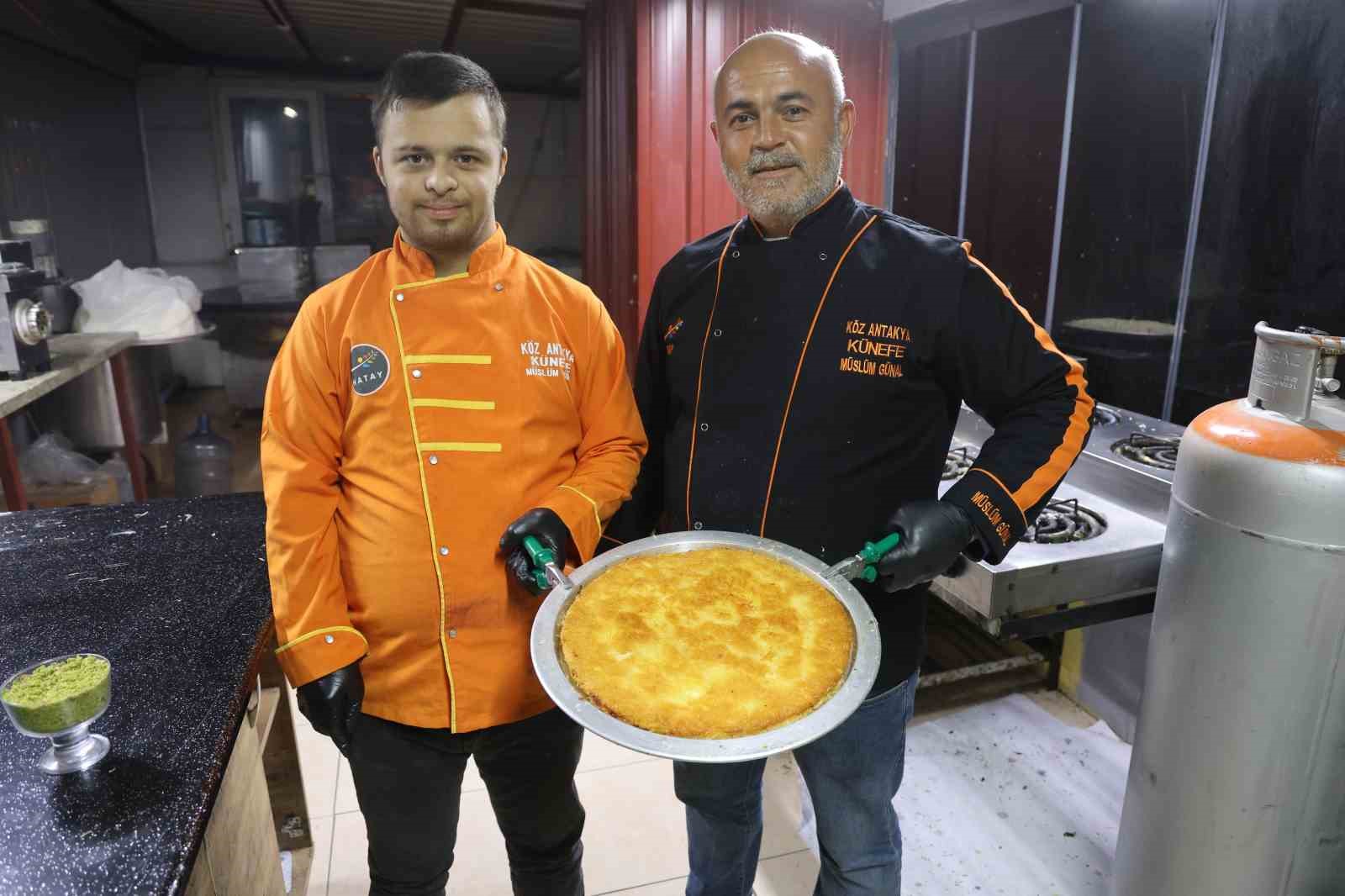 dunyanin en iyi tatlisi secilen antakya kunefesi down sendromlu mehmetin ellerinde tat buluyor 1 HfmkmnR7