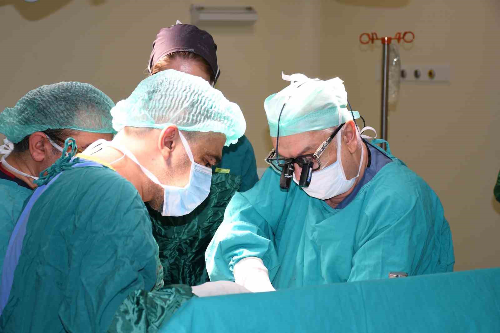 Dünyanın ilk 8’li çapraz karaciğer nakli Malatya’da gerçekleştirildi 7 dunyanin ilk 8li capraz karaciger nakli malatyada gerceklestirildi 3 kBgsFRVT