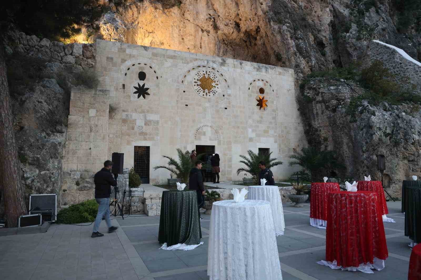 dunyanin ilk magara kilisesinde noel ayini 5 DIPdhLKi