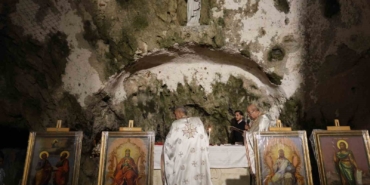 dunyanin-ilk-magara-kilisesinde-noel-ayini-qwygARhV.jpg